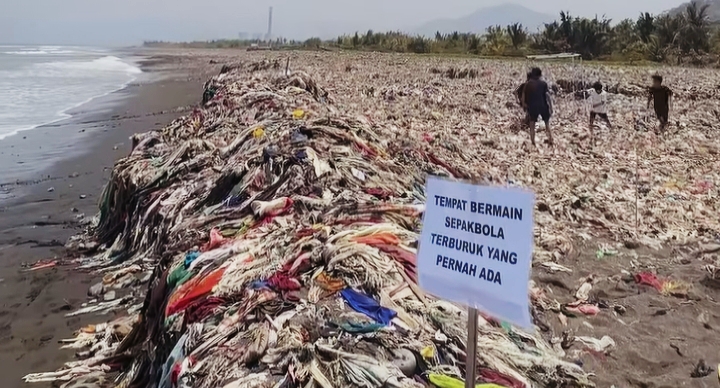 Pantai Cibutun Sukabumi ditumpuki sampah. l Instagram Pandawara Group