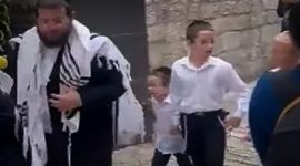 Sekelompok Yahudi Israel meludahi pemeluk Kristen yang sedang merayakan Hari Raya Sukkot di Yerusalem. l Istimewa