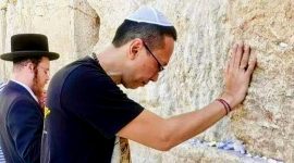 Permadi Arya alias Abu Janda di Tembok Ratapan Israel. l Denny Siregar