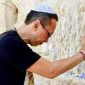 Permadi Arya alias Abu Janda di Tembok Ratapan Israel. l Denny Siregar