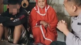 Ilham Hadi dan ibunya saat menerima Aipda Purnomo. l Istimewa
