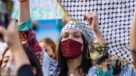 Bella Hadid tampil modis saat turun ke jalan bela Palestina. l Instagram @bellahadid