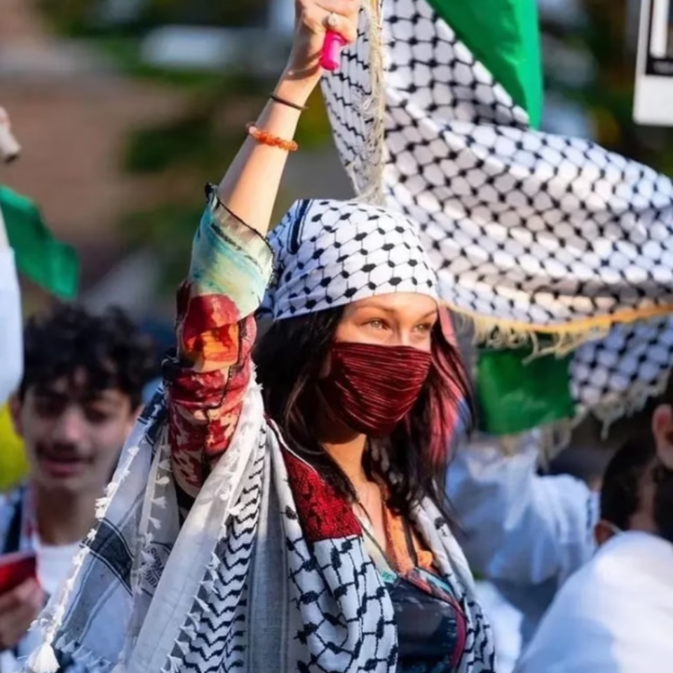 Bella Hadid tampil modis saat turun ke jalan bela Palestina. l Instagram @bellahadid
