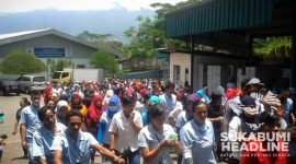 Buruh pabrik garmen PT Manito World di Cicurug. l Istimewa