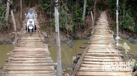 Jembatan gantung Muara Lio sudah lapuk dan rawan ambruk. l sukabumiheadline.com