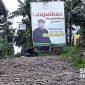 Baliho Bupati Sukabumi, Marwan Hamami di pinggir jalan rusak selama hampir 25 tahun. l Istimewa