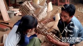 Miniatur kapal pinisi dari bambu. l Arick Lukman