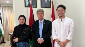 Ananda Omesh dan Dian Ayu menyerahkan donasi ke Kedubes Palestina di Indonesia dan PMI. l Instagram Ananda Omesh