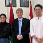 Ananda Omesh dan Dian Ayu menyerahkan donasi ke Kedubes Palestina di Indonesia dan PMI. l Instagram Ananda Omesh