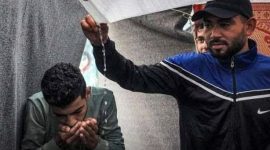 Warga Palestina minum dari air hujan. l Istimewa