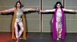 Happy Salma dan Ariel Tatum menari Jaipong. l Istimewa