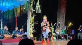 Dewi Gita membawakan Tari Kandagan Khas Sunda di pentas Sukabumi 1980. l Titimangsa