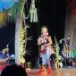Dewi Gita membawakan Tari Kandagan Khas Sunda di pentas Sukabumi 1980. l Titimangsa