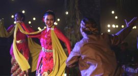 Ariel Tatum menari jaipong saat tampil di pentas Sukabumi 1980 yang digagas Happy Salma. l Istimewa