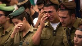 Tentara Israel menangisi rekannya yang tewas di Gaza. l Istimewa