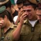 Tentara Israel menangisi rekannya yang tewas di Gaza. l Istimewa