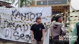 Aksi warga menyegel Kantor Desa Cihamerang, Sukabumi. l Istimewa
