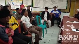 Musyawarah sebelum warga menyegel Kantor Desa Cihamerang, Sukabumi. l Istimewa