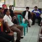 Musyawarah sebelum warga menyegel Kantor Desa Cihamerang, Sukabumi. l Istimewa