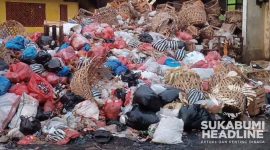 Sampah menumpuk di Pasar Cisaat Sukabumi. l Encep Kamil