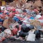 Sampah menumpuk di Pasar Cisaat Sukabumi. l Encep Kamil