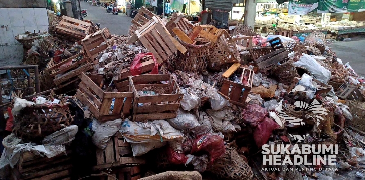 Sampah menumpuk di Pasar Cisaat Sukabumi. l Encep Kamil