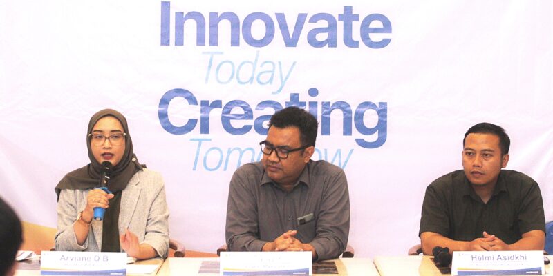 Arviane D.B (Head of Public Relation Kino), Shavik (Plant Manager Cikembar Kino) dan Helmi Asidkhi (HC Manager Plant Cikembar. l KINO Indonesia