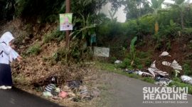 Warga membuang sampah rumah tangga di pinggir jalan Parakansalak, Sukabumi. l Anry Wijaya