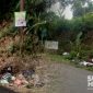 Warga membuang sampah rumah tangga di pinggir jalan Parakansalak, Sukabumi. l Anry Wijaya