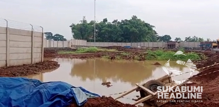 Genangan air di area pembangunan gudang PT Niagatama Kencana di Cicurug. l Istimewa
