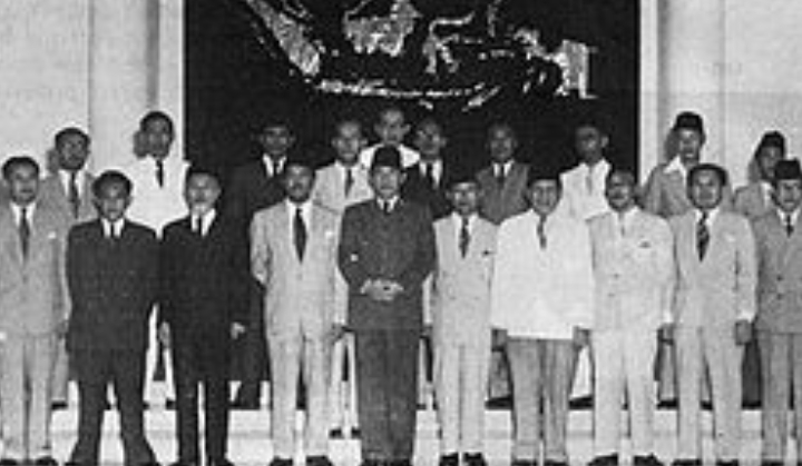 Presiden Sukarno dengan Kabinet Ali Sastroamidjojo (Perdana Menteri ke-8). l Istimewa