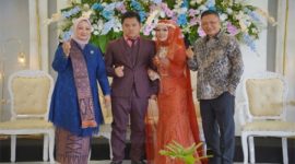Yusuf Tawulo dan istri saat pesta pernikahan putranya di Palabuhanratu, Kabupaten Sukabumi. l Istimewa