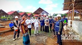 Kepala Divisi Pelaksanaan dan Monitoring Evaluasi Kemaslahatan - Badan Pengelola Keuangan Haji (BPKH) Indriayu Afriana (kanan) saat berbincang dengan penyintas di lokasi huntap Kampung Cimenteng Pasirsalam, Desa Kertaangsana, Nyalindung, Sukabumi, Jawa Barat, Jumat (9/2/2024). l Budiyanto