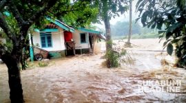 Sebuah rumah terendam luapan Sungai Cimandiri di Kampung Gadog, Desa Bencoy, Kecamatan Cireunghas, Sukabumi, Jawa Barat, Jumat (16/2/2024). l Asep Jamaludin