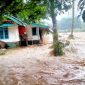 Sebuah rumah terendam luapan Sungai Cimandiri di Kampung Gadog, Desa Bencoy, Kecamatan Cireunghas, Sukabumi, Jawa Barat, Jumat (16/2/2024). l Asep Jamaludin