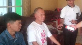 Hasan (kaos putih), kakak kandung Neni memberi penjelasan ke media. l Istimewa