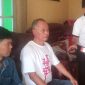 Hasan (kaos putih), kakak kandung Neni memberi penjelasan ke media. l Istimewa