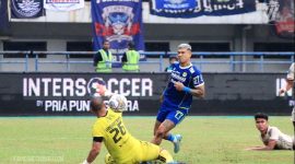 Penyerang Persib Bandung, Ciro Alves mengelabui kiper Persija Jakarta, Andritany Ardhiyasa. l Persib