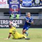 Penyerang Persib Bandung, Ciro Alves mengelabui kiper Persija Jakarta, Andritany Ardhiyasa. l Persib