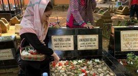 Celine Evangelista ziarah ke makam kakek buyutnya, Sultani Fadeli Luran. l Istimewa
