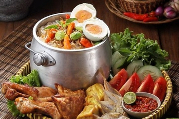 Menu masakan Sunda, Nasi Liwet. l Istimewa