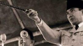 Bung Karno memegang tongkat komando. l Istimewa