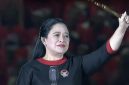 Puan Maharani memegang tongkat komando Bung Karno. l Istimewa