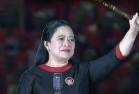 Puan Maharani memegang tongkat komando Bung Karno. l Istimewa