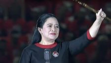 Puan Maharani memegang tongkat komando Bung Karno. l Istimewa