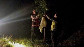 Jajaran Polsek Parakansalak mengamankan plastik putih yang meresahkan warga. l Polsek Parakansalak