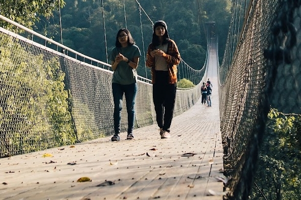 Pengunjung jembatan gantung Situ Gunung Suspension Bridge di Sukabumi. - Istimewa
