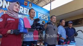 Kepala Satuan Reskrim Polres Sukabumi Kota AKP Bagus Panuntun (tengah) didampingi anggota memperlihatkan barang bukti saat konferensi pers di Sukabumi, Jawa Barat, Kamis (21/3/2024) - Budiyanto