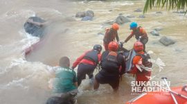 Jasad Neneng Susilowati dievakuasi di aliran Sungai Cicatih. l Anry Wijaya