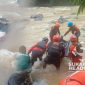 Jasad Neneng Susilowati dievakuasi di aliran Sungai Cicatih. l Anry Wijaya